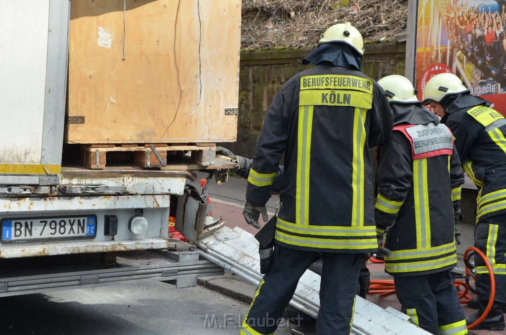 LKW Bruecke Koeln Deutz Opladenestr Deutz Muelheimerstr P122.JPG - Miklos Laubert